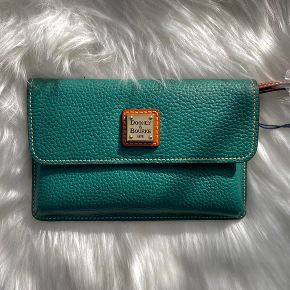 Dooney & Bourke Foldover Clutch 🌿 - Picture 3 of 5